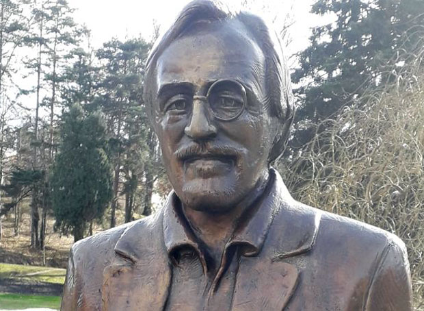 ПОНОВО НА МЕТИ ВАНДАЛА: Оскрнављена статуа Драгана Николића